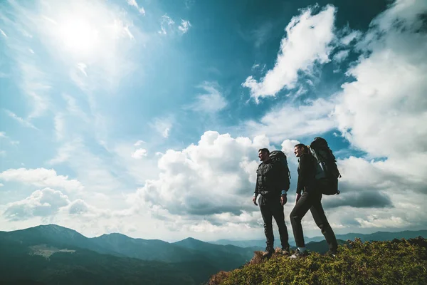 Pareja Pie Montaña Con Pintoresco Paisaje Nublado — Foto de Stock