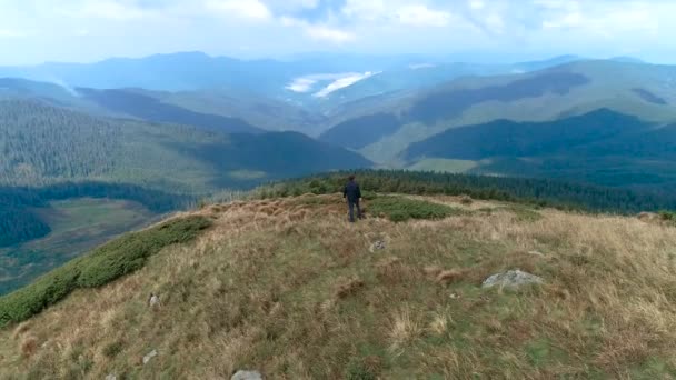 Homme Debout Sur Montagne Avec Paysage Pittoresque — Video