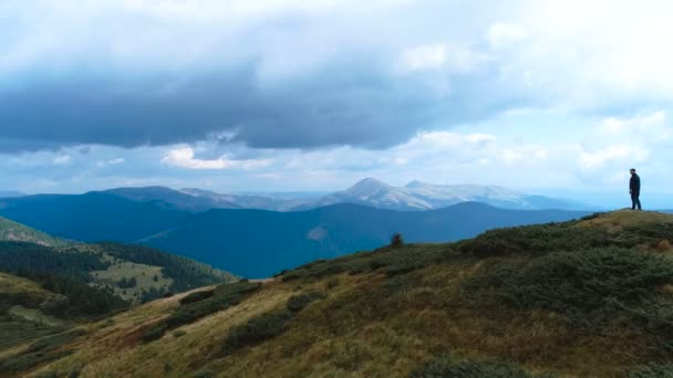 Αρσενικό Στέκεται Στην Κορυφή Του Βουνού Ένα Όμορφο Τοπίο — Αρχείο Βίντεο