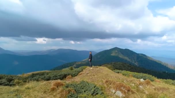 Férfi Áll Hegy Tetején Gyönyörű Kilátással — Stock videók