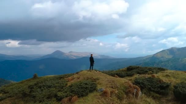 Homem Que Está Topo Montanha Com Uma Paisagem Pitoresca — Vídeo de Stock