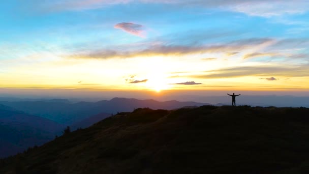 Szczęśliwy Samiec Stojący Górze Tle Zachodu Słońca — Wideo stockowe