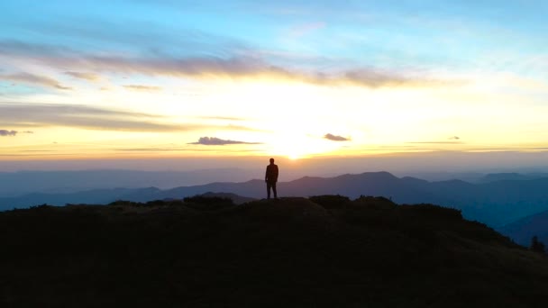 在日出背景下站在山上的那个快乐的人 — 图库视频影像