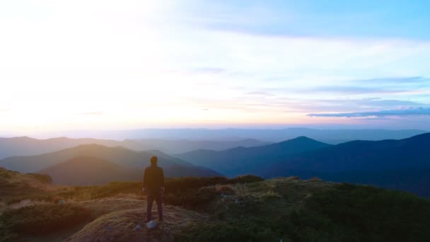 絵のように美しい風景を持つ山の頂上に立つ幸せな男 — ストック動画
