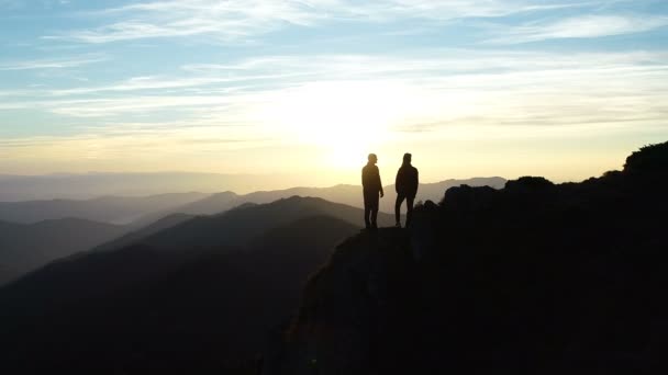 Coppia Piedi Sulla Montagna Con Bel Tramonto — Video Stock