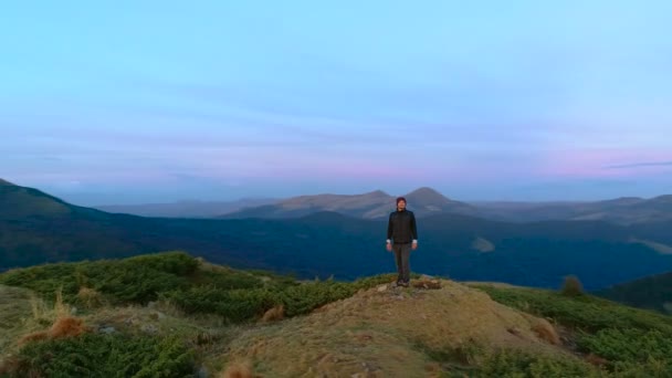 Чоловік Стоїть Вершині Гори Прекрасним Заходом Сонця — стокове відео