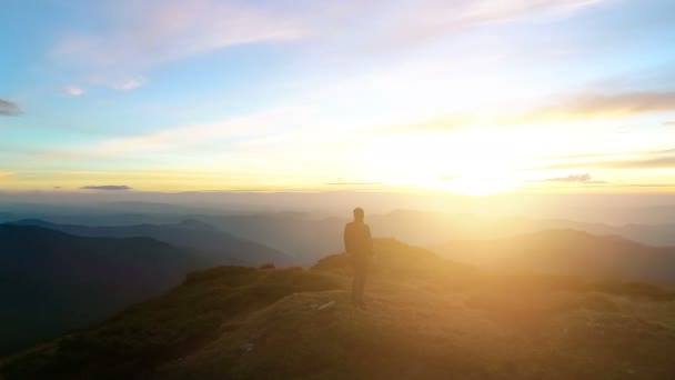 Hombre Pie Cima Montaña Con Hermoso Amanecer — Vídeos de Stock