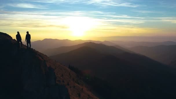 Silhouette Uomo Una Donna Montagna Con Bel Tramonto — Video Stock