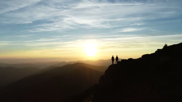 Coppia Sulla Montagna Guardando Bellissimo Paesaggio — Video Stock