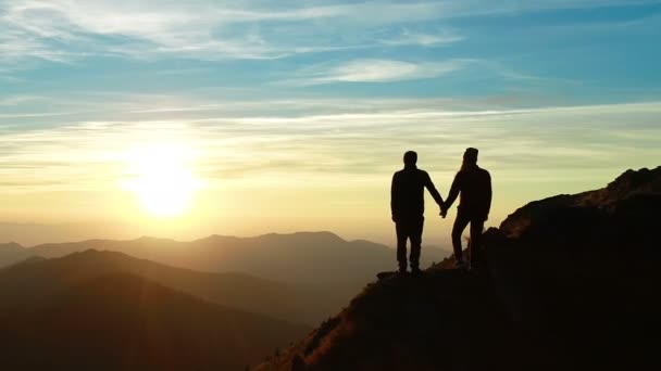 Das Paar Steht Auf Dem Berg Und Beobachtet Einen Wunderschönen — Stockvideo