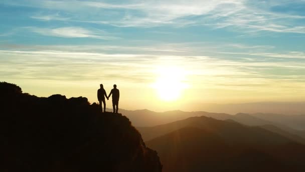 Der Mann Und Eine Frau Stehen Auf Dem Berg Und — Stockvideo