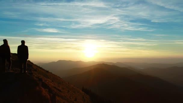 一男一女站在山上 看着美丽的落日 — 图库视频影像