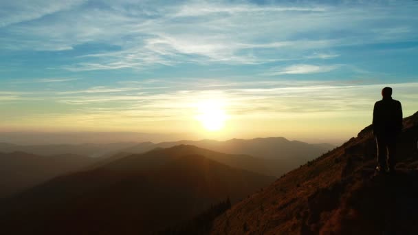 Coppia Piedi Sulla Montagna Guardando Bellissimo Tramonto — Video Stock