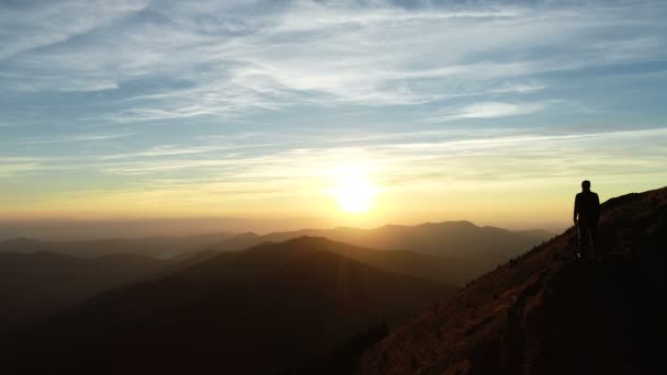 山の上に立って夕日を楽しむ幸せな男 — ストック動画