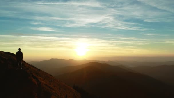 快乐的男人站在山上欣赏日落 — 图库视频影像