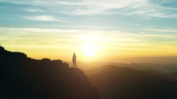 Der Mann Steht Auf Dem Berg Und Genießt Den Sonnenuntergang — Stockvideo