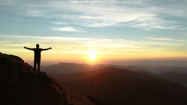 Der Mann Der Auf Der Klippe Vor Dem Hintergrund Des — Stockvideo