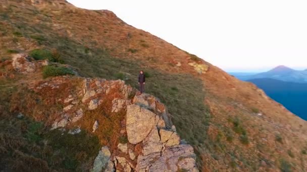 Het Mannetje Dat Klif Staat Met Een Schilderachtig Landschap — Stockvideo