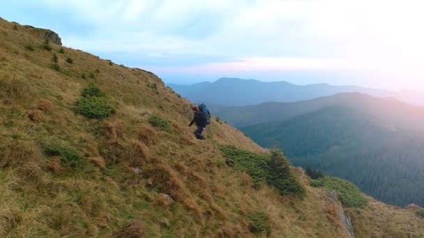 Macho Con Una Mochila Camping Subiendo Montaña — Vídeos de Stock
