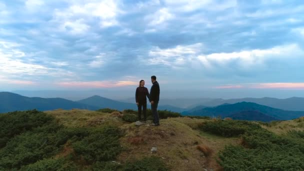 Hombre Feliz Una Mujer Pie Montaña — Vídeos de Stock