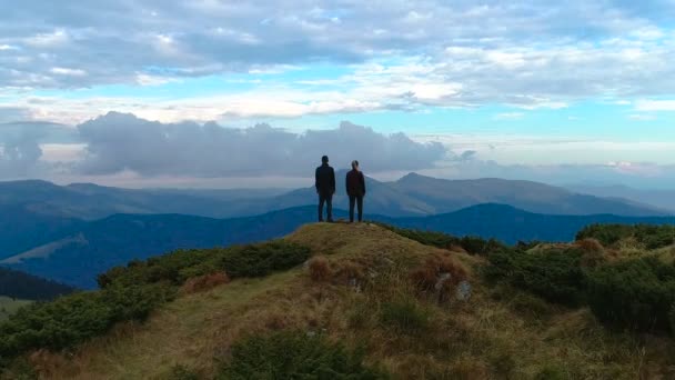 Casal Feliz Montanha Desfrutando Uma Bela Paisagem — Vídeo de Stock