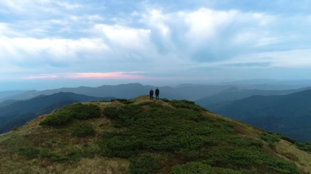 Gelukkige Man Een Vrouw Berg Genieten Van Een Schilderachtig Landschap — Stockvideo