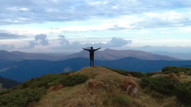 Mannen Som Står Berget Med Ett Naturskönt Landskap Tidsfrist — Stockvideo