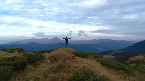 Macho Feliz Pie Montaña Con Paisaje Pintoresco — Vídeo de stock