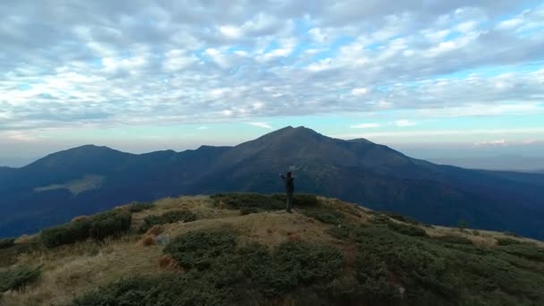Der Glückliche Mann Auf Dem Berg Genießt Die Malerische Landschaft — Stockvideo