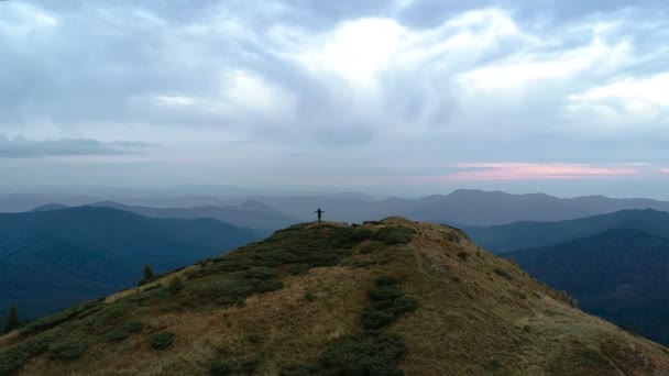 Hombre Feliz Cima Montaña Disfrutando Del Paisaje Escénico — Vídeos de Stock