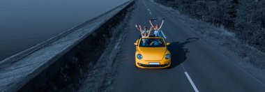 Cabriolet 'le seyahat eden dört arkadaş.