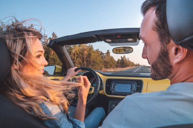 Cabriolet 'le seyahat eden genç çift.
