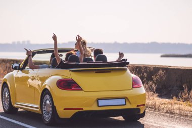 Cabriolet 'le seyahat eden genç çift.