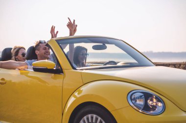 Arkadaşlar bir Cabriolet ile seyahat eder.