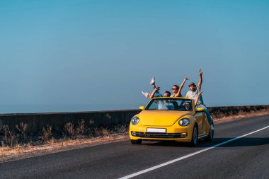 Arkadaşlar bir Cabriolet ile seyahat eder.