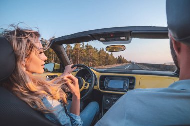 Cabriolet 'le seyahat eden genç çift.