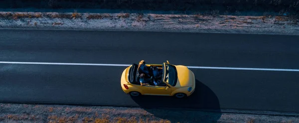 Vier Vrienden Reizen Met Gele Cabriolet — Stockfoto