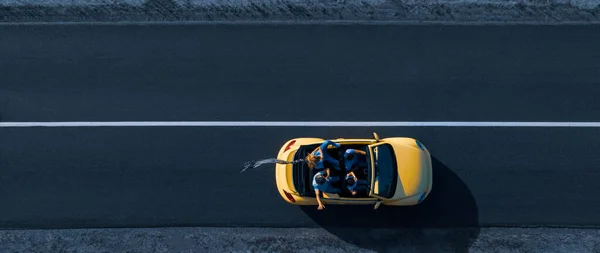 Vier Vrienden Reizen Met Gele Cabriolet — Stockfoto