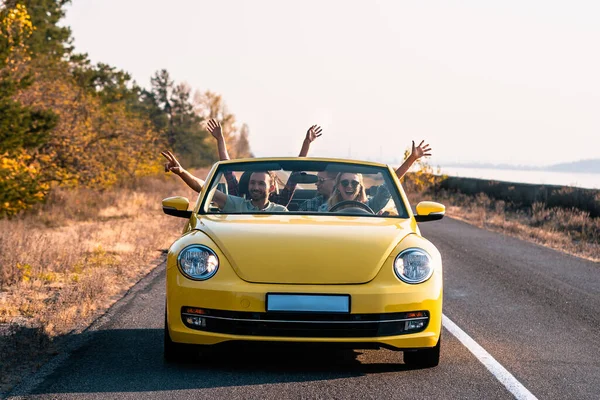Счастливые Друзья Путешествуют Жёлтом Кабриолете — стоковое фото