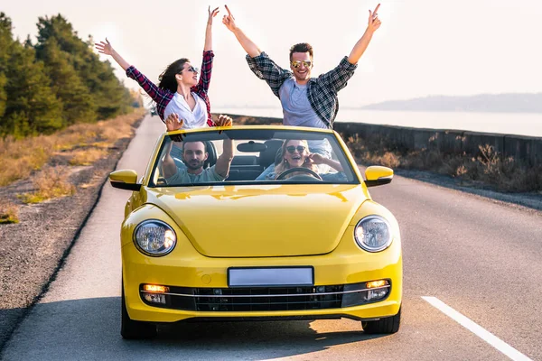 Amigos Felizes Estão Viajando Por Cabriolet Amarelo — Fotografia de Stock
