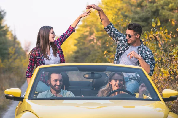 Jovens Estão Viajando Por Cabriolet Amarelo — Fotografia de Stock