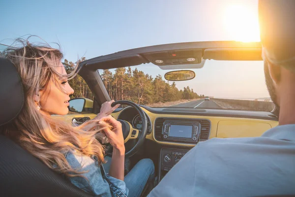 Cabriolet 'le seyahat eden genç çift.