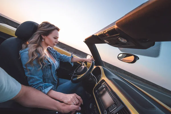 Hermosa Mujer Con Hombre Viaja Por Cabriolet — Foto de Stock