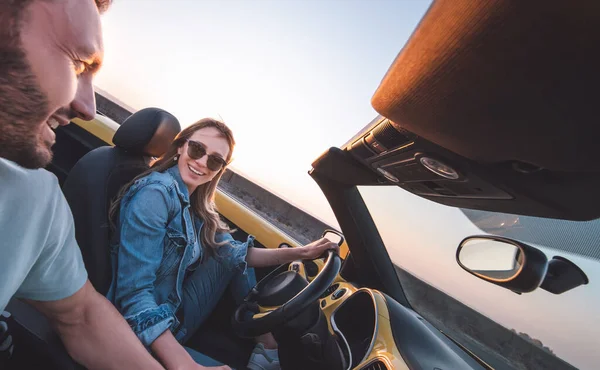 Man Vrouw Die Samen Met Auto Reizen — Stockfoto