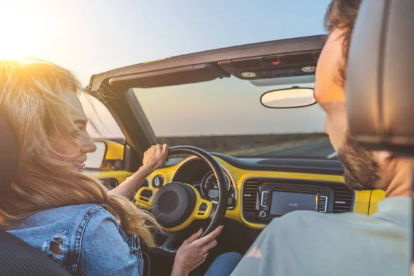 Jovens Amantes Viajando Carro Juntos — Fotografia de Stock