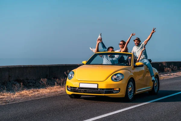Arkadaşlar bir Cabriolet ile seyahat eder.