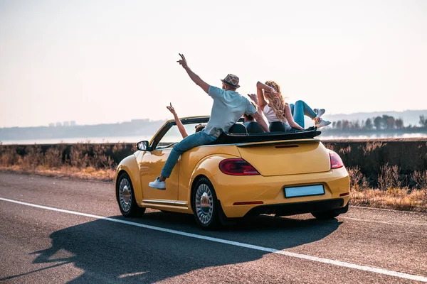 Amigos Divertem Viajando Por Cabriolet — Fotografia de Stock