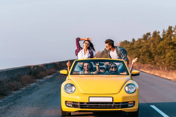 Jovens Estão Viajando Por Cabriolet Amarelo — Fotografia de Stock