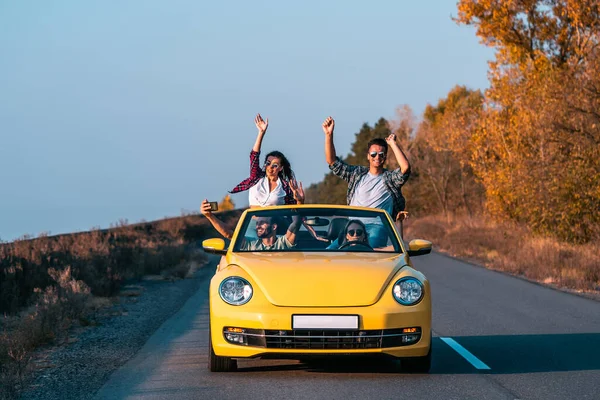 Jovens Amigos Viajam Por Conversível Amarelo — Fotografia de Stock