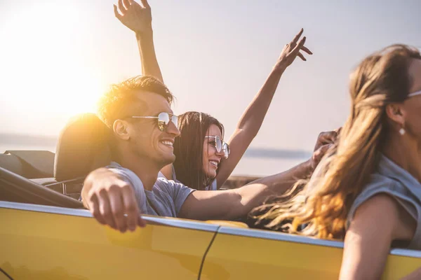 Les Amis Voyagent Dans Cabriolet Jaune — Photo